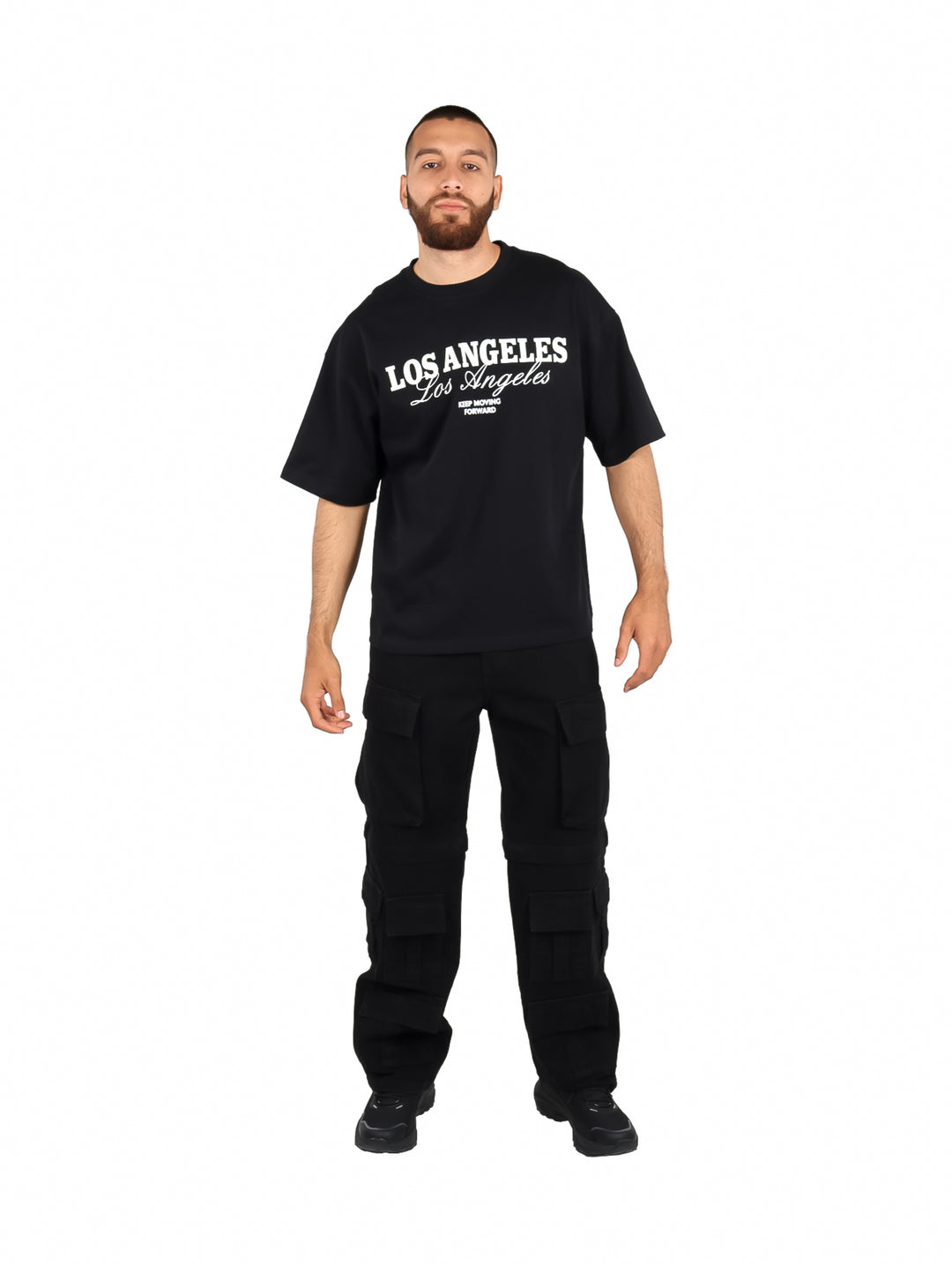 Hombre vistiendo playera color negro de manga corta con estampado blanco de Los Angeles.
