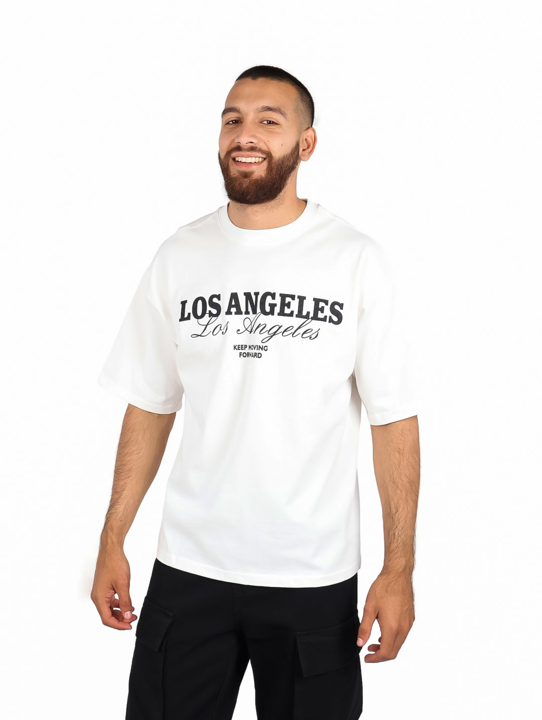 Hombre vistiendo playera blanca de manga corta con estampado de Los Angeles en el pecho.