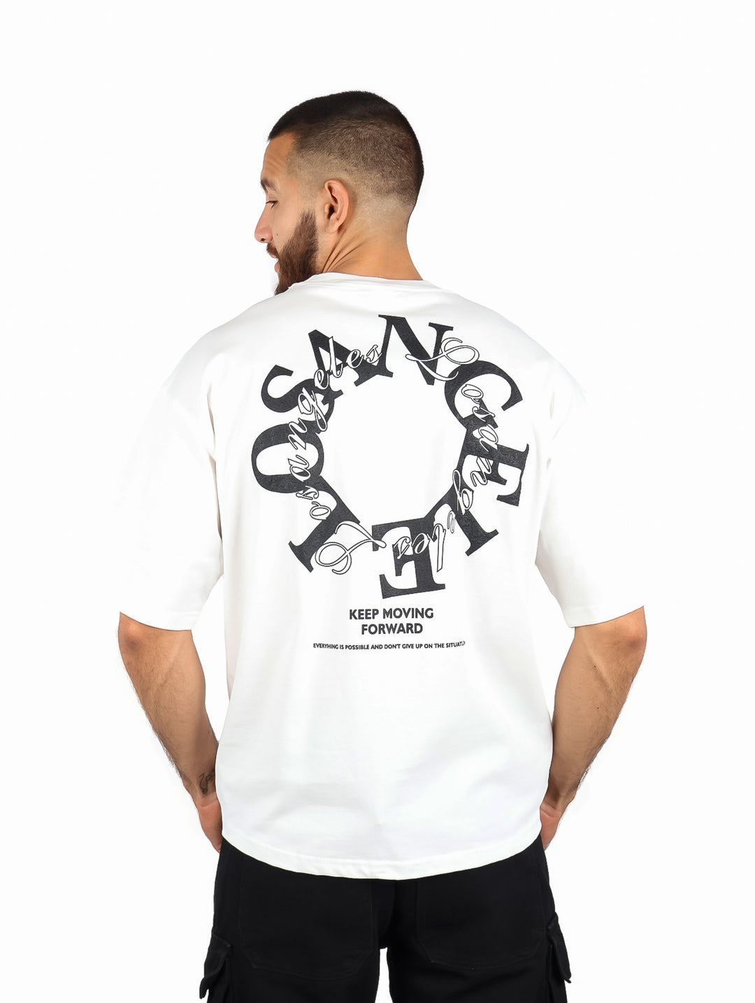 Hombre vistiendo playera blanca de manga corta con estampado de Los Angeles en el pecho.