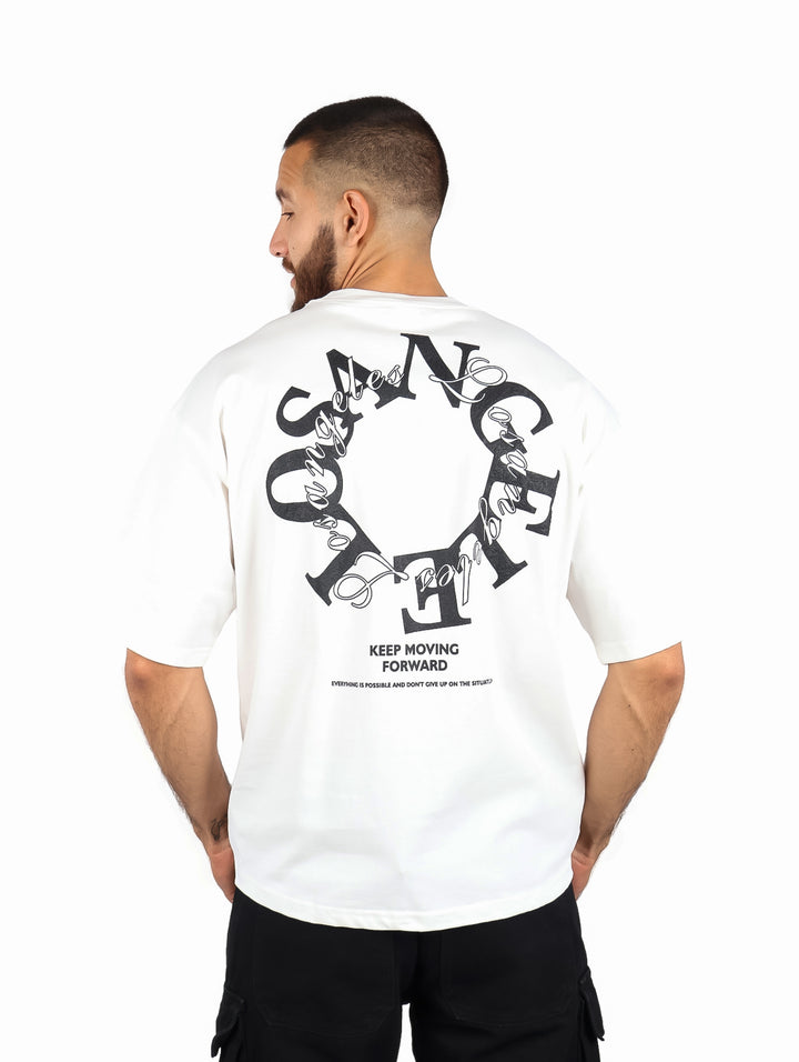 Hombre vistiendo playera blanca de manga corta con estampado de Los Angeles en el pecho.