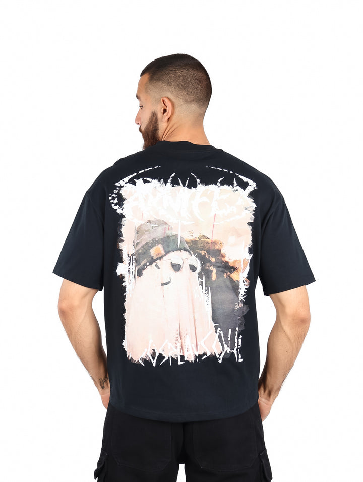 Hombre vistiendo playera color negro de manga corta con gráfico frontal blanco.