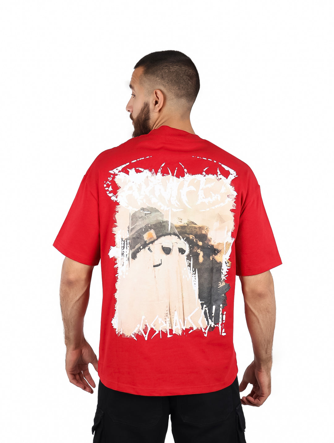 Hombre vistiendo una playera roja de manga corta con un diseño gráfico en el pecho.