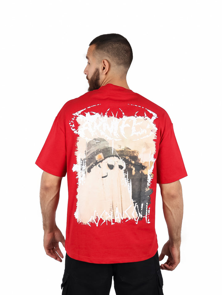 Hombre vistiendo una playera roja de manga corta con un diseño gráfico en el pecho.