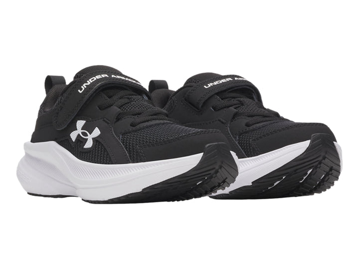 Tenis deportivos Under Armour para Niño en color negro con suela blanca y correa de velcro.