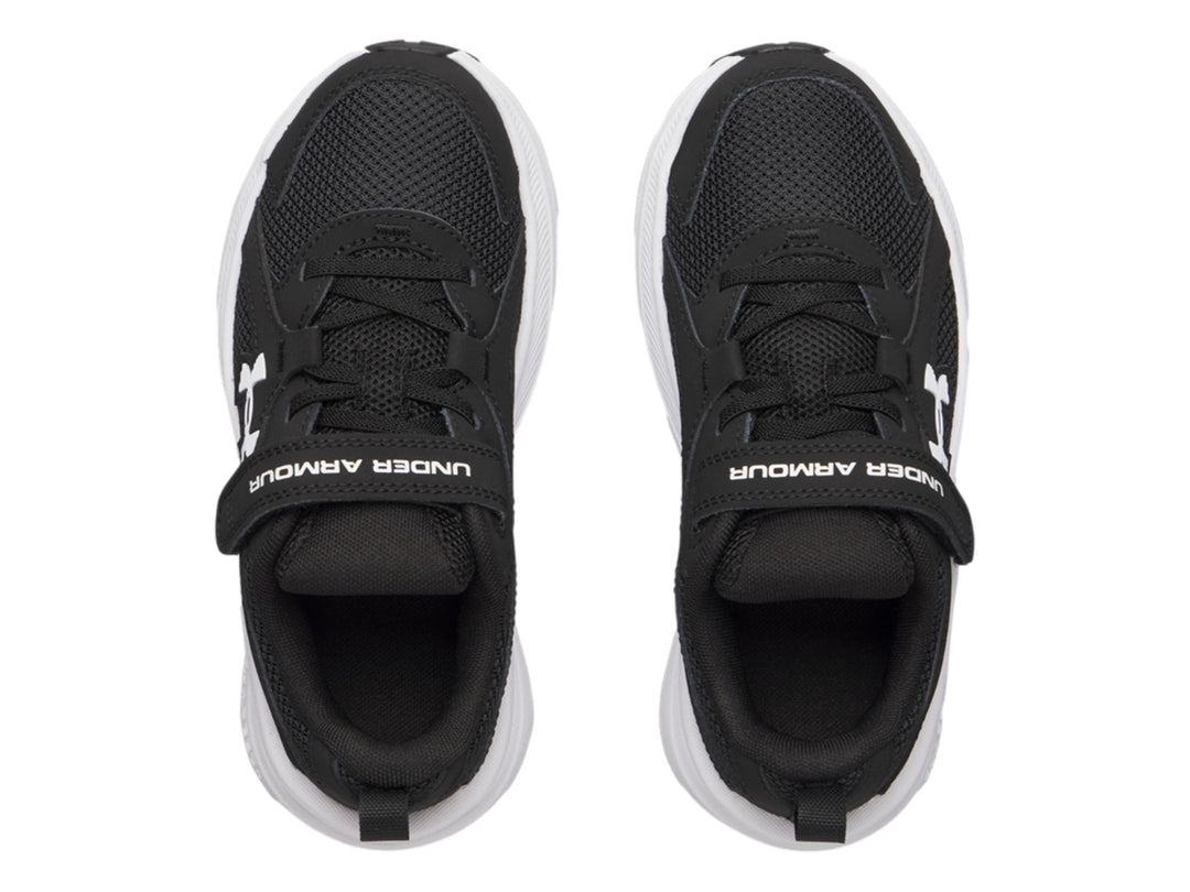 Tenis deportivos Under Armour para Niño en color negro con suela blanca y correa de velcro.