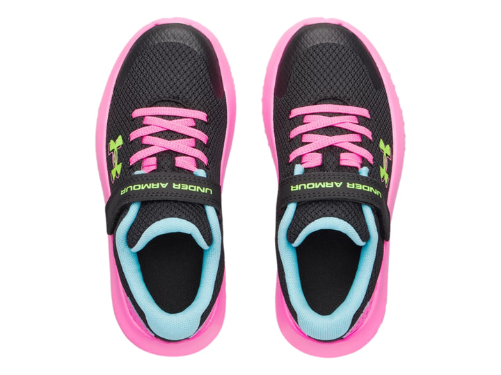 Tenis deportivos Under Armour para niño o niña en color negro con suela y detalles en rosa y azul.