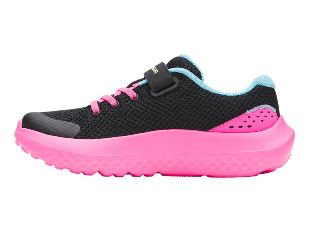 Tenis deportivos Under Armour para niño o niña en color negro con suela y detalles en rosa y azul.
