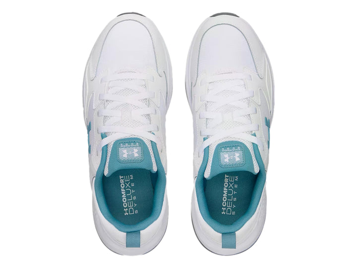 Tenis deportivos Under Armour Charged Edge blancos con detalles azul claro y suela gris para hombre.