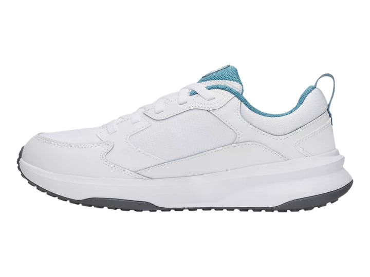 Tenis deportivos Under Armour Charged Edge blancos con detalles azul claro y suela gris para hombre.