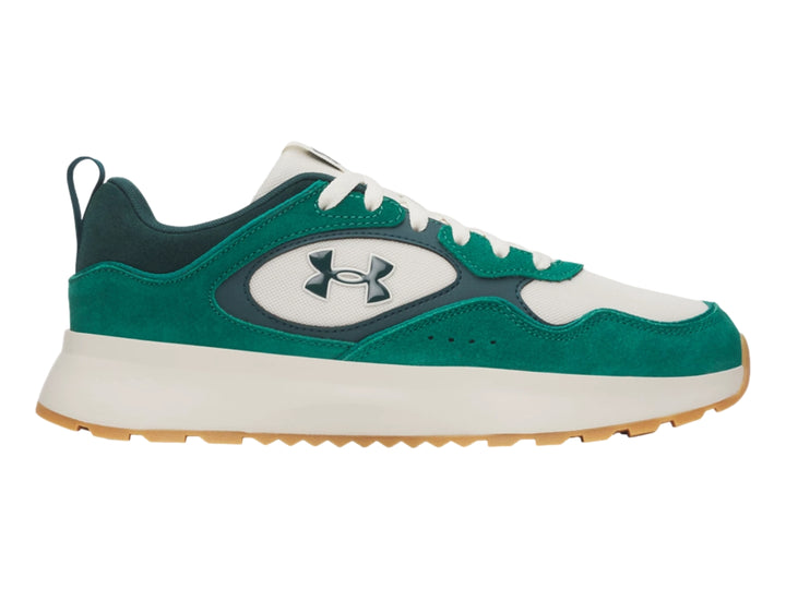 Tenis deportivos Under Armour en colores verde y blanco con suela de goma color miel.