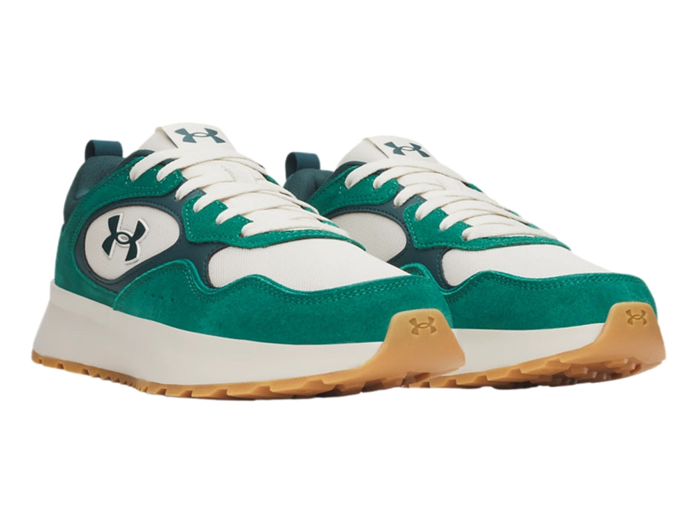 Tenis deportivos Under Armour en colores verde y blanco con suela de goma color miel.