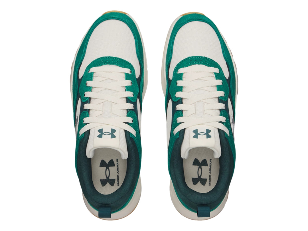 Tenis deportivos Under Armour en colores verde y blanco con suela de goma color miel.