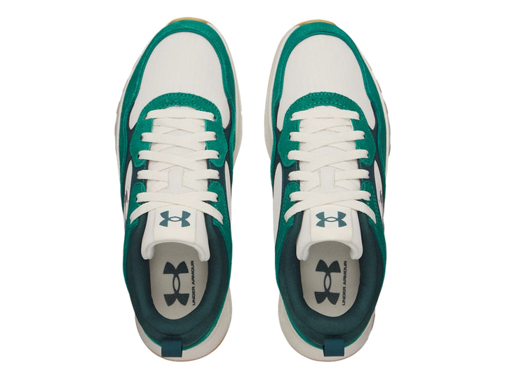 Tenis deportivos Under Armour en colores verde y blanco con suela de goma color miel.