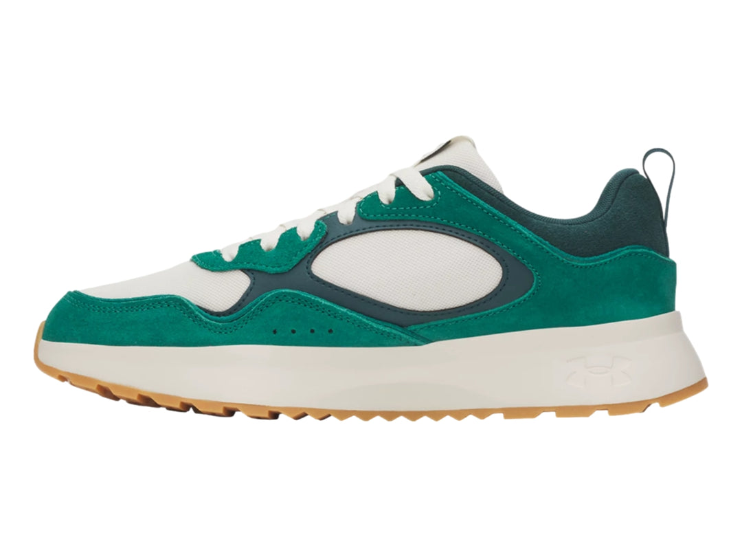 Tenis deportivos Under Armour en colores verde y blanco con suela de goma color miel.