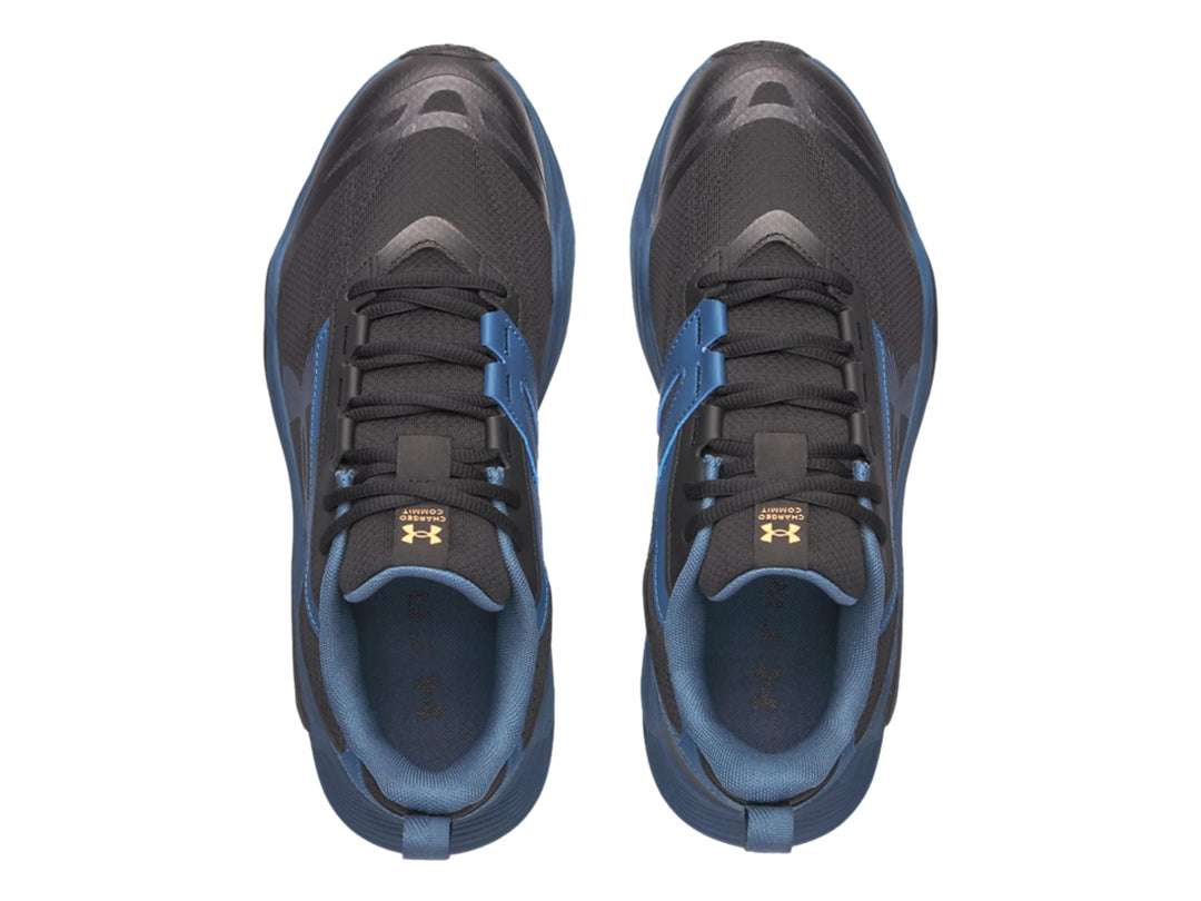 Tenis deportivos Under Armour Charged Commit TR 5 en colores azul y negro con suela robusta.