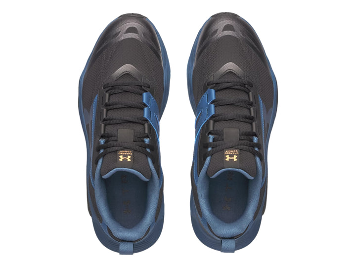Tenis deportivos Under Armour Charged Commit TR 5 en colores azul y negro con suela robusta.