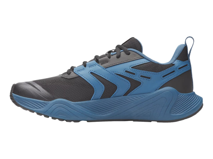 Tenis deportivos Under Armour Charged Commit TR 5 en colores azul y negro con suela robusta.