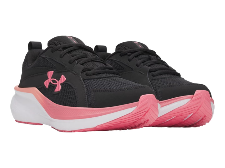 Tenis deportivos Under Armour en color negro con detalles en rosa y suela blanca.