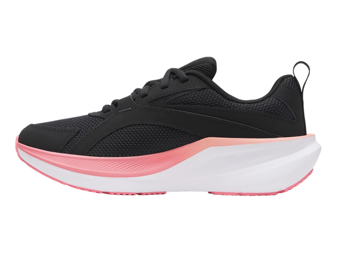 Tenis deportivos Under Armour en color negro con detalles en rosa y suela blanca.