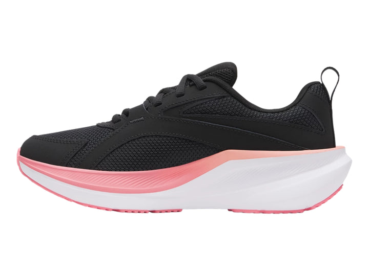 Tenis deportivos Under Armour en color negro con detalles en rosa y suela blanca.