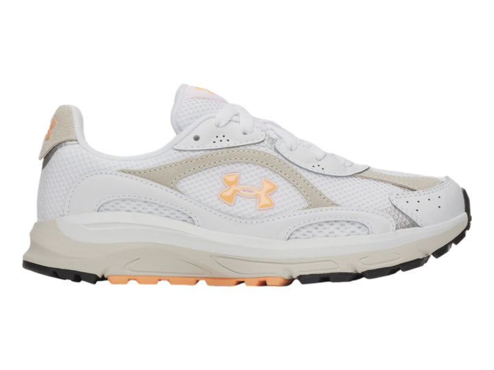 Tenis deportivos Under Armour color blanco con detalles en gris y naranja.