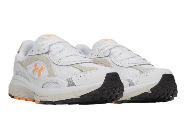 Tenis deportivos Under Armour color blanco con detalles en gris y naranja.
