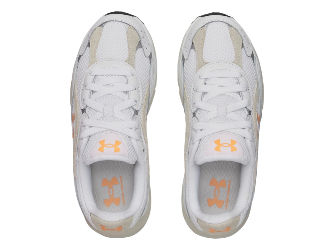 Tenis deportivos Under Armour color blanco con detalles en gris y naranja.