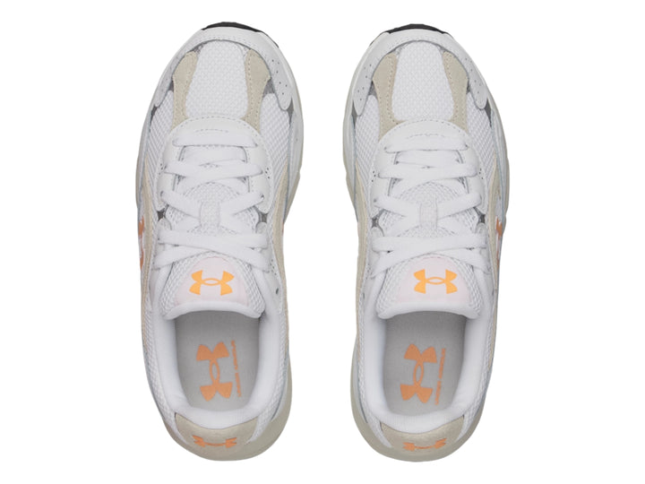 Tenis deportivos Under Armour color blanco con detalles en gris y naranja.