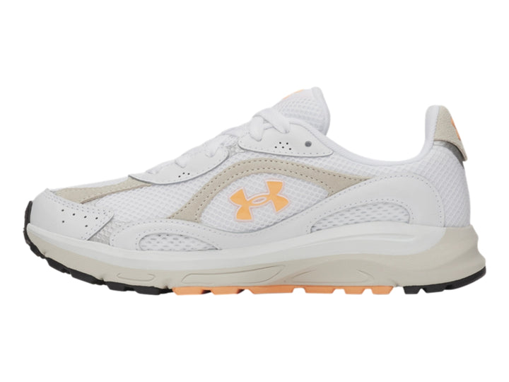 Tenis deportivos Under Armour color blanco con detalles en gris y naranja.