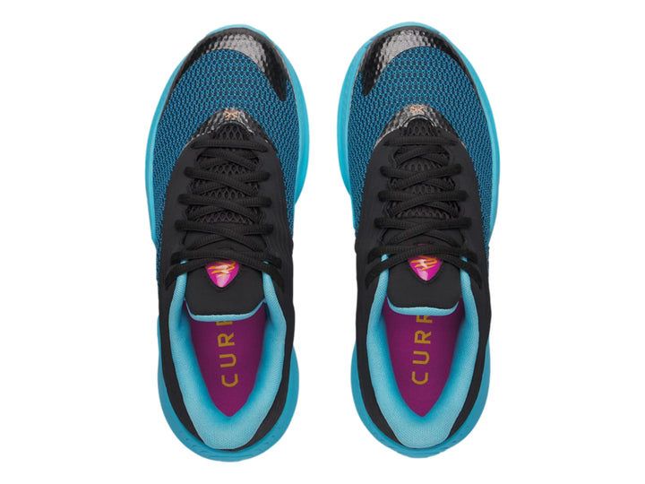 Tenis de baloncesto Under Armour en colores negro y turquesa con diseño moderno.