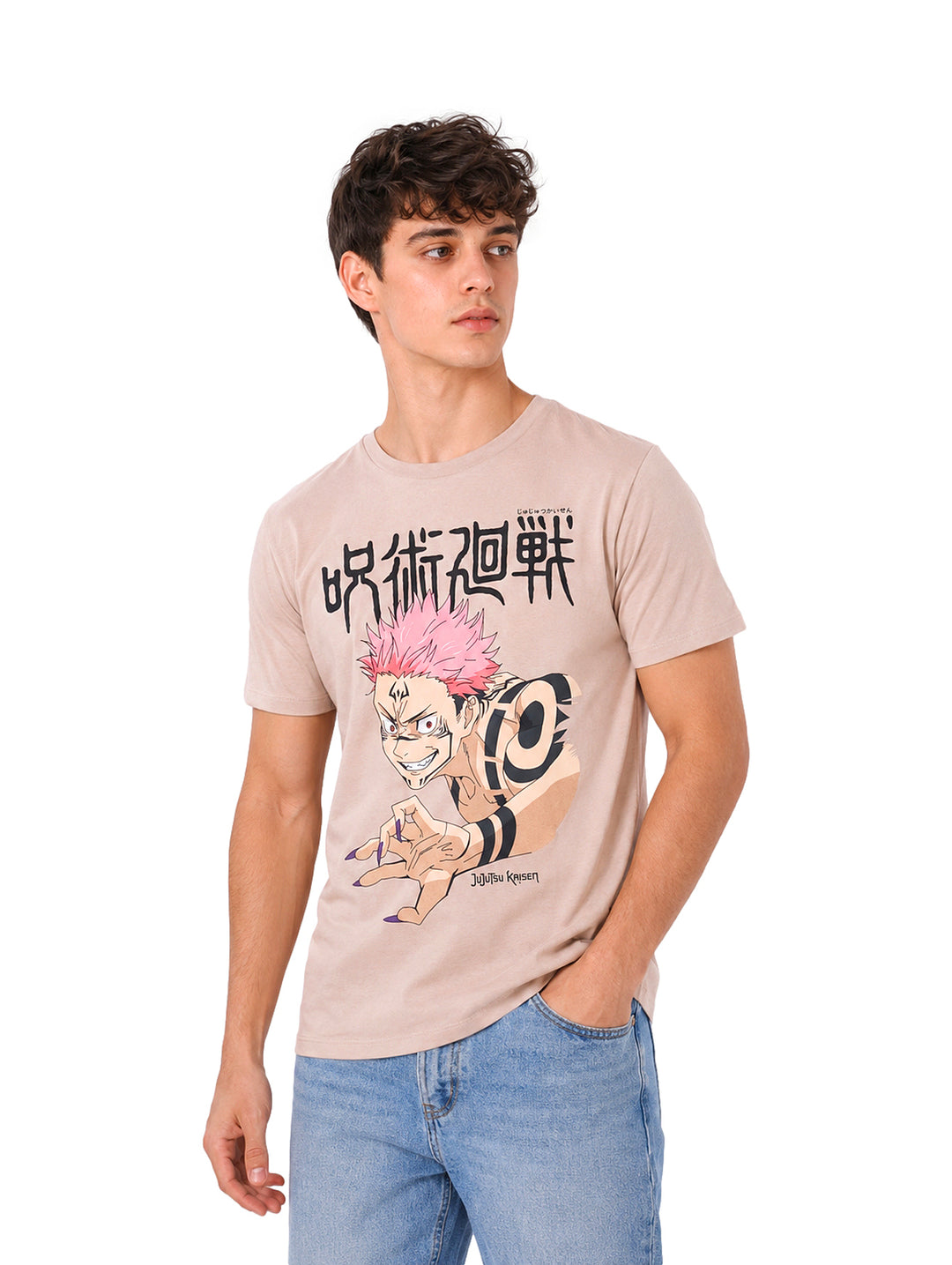 Hombre vistiendo playera color beige con estampado de personaje de anime Jujutsu Kaisen.