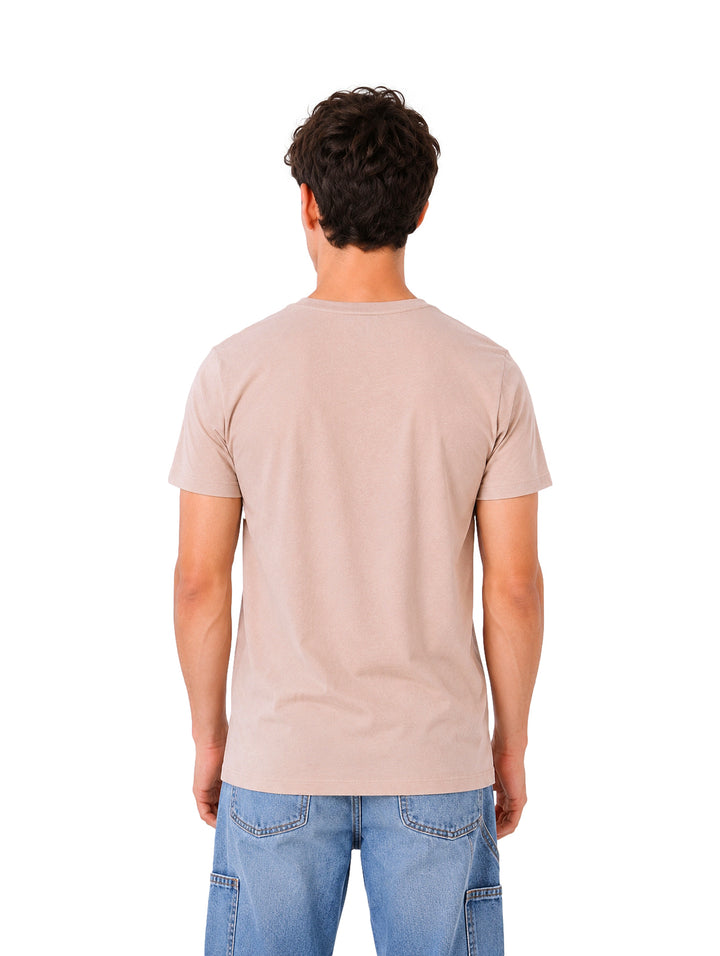 Hombre vistiendo playera color beige con estampado de personaje de anime Jujutsu Kaisen.