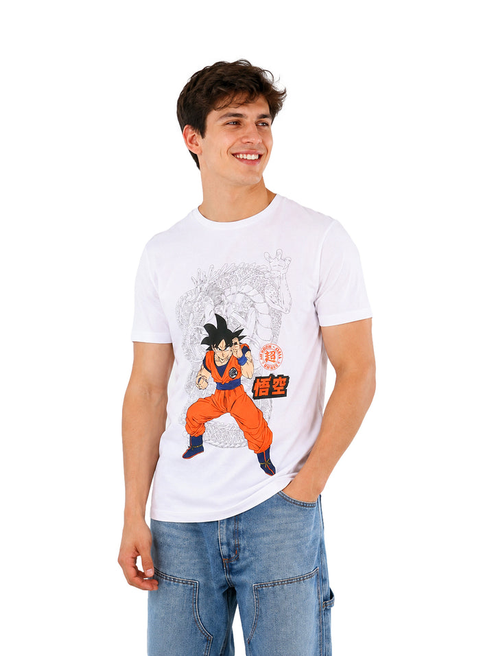 Hombre vistiendo playera blanca de manga corta con estampado de Goku de Dragon Ball