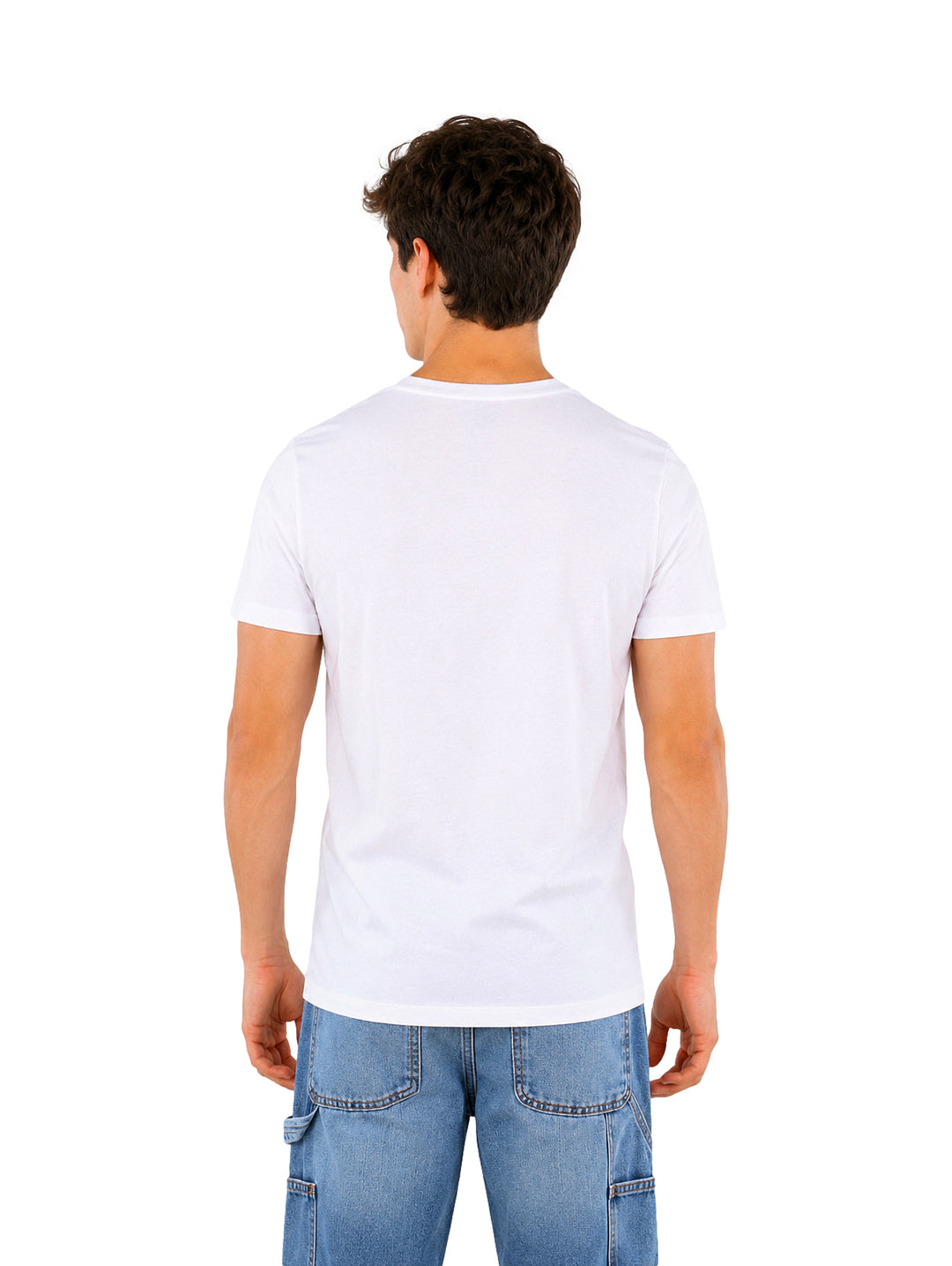 Hombre vistiendo playera blanca de manga corta con estampado de Goku de Dragon Ball