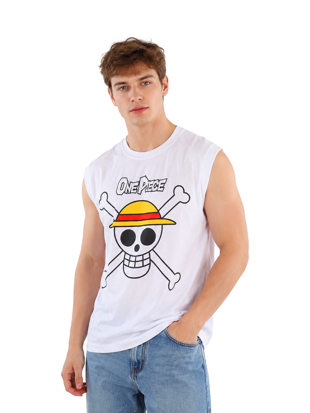 Hombre vistiendo playera blanca sin mangas con estampado de One Piece y pantalones mezclilla azules.