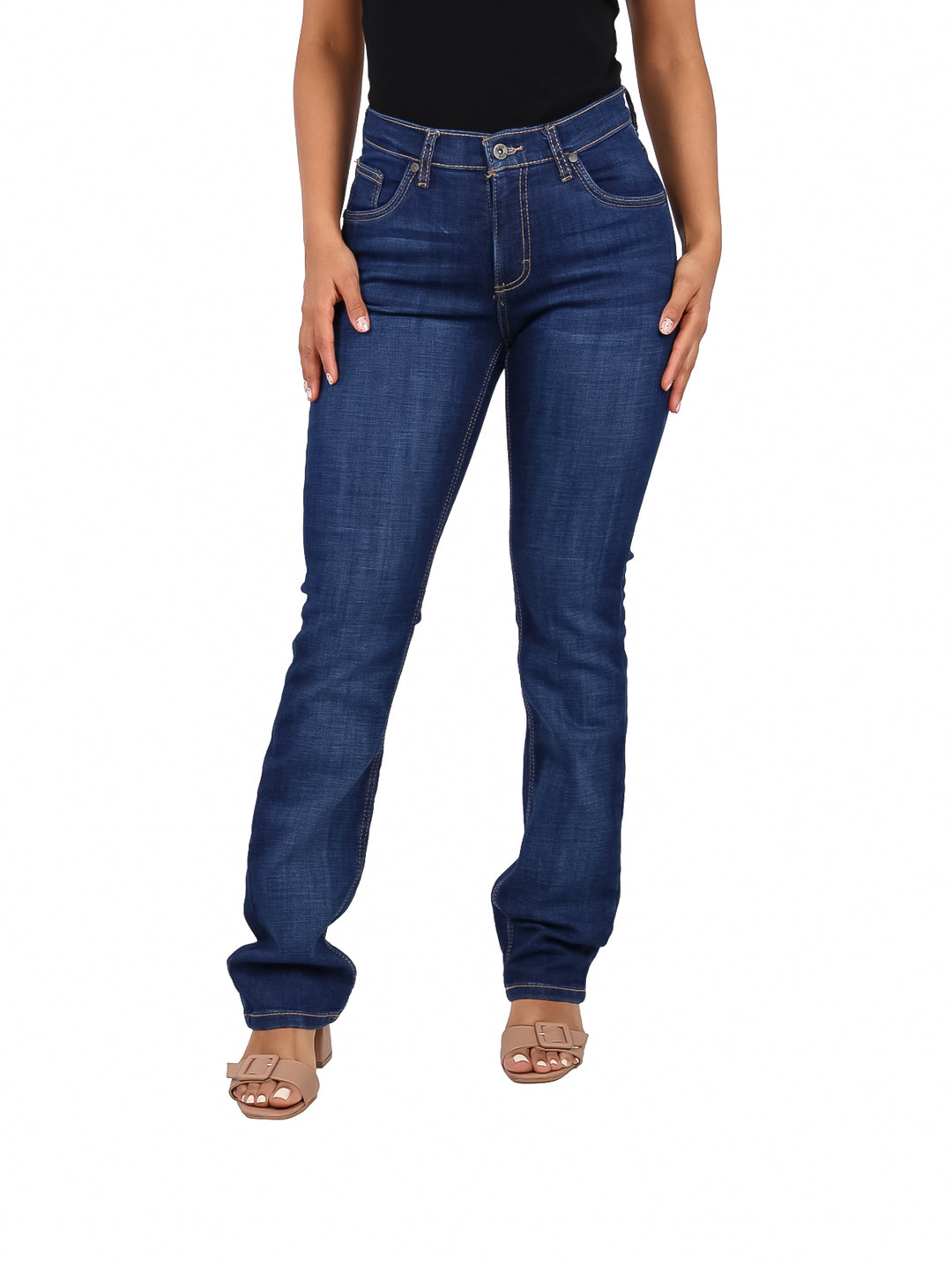 Mujer vistiendo pantalones jeans rectos de color azul oscuro marca Lee.