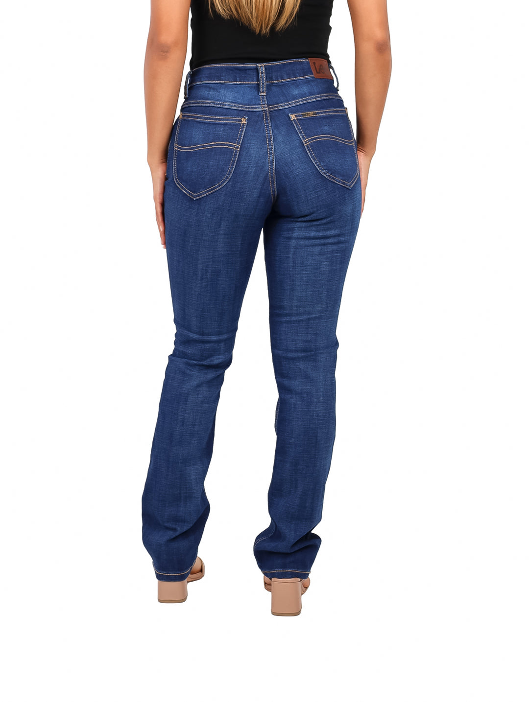 Mujer vistiendo pantalones jeans rectos de color azul oscuro marca Lee.