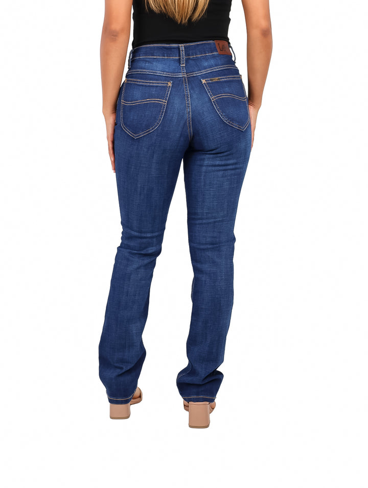 Mujer vistiendo pantalones jeans rectos de color azul oscuro marca Lee.