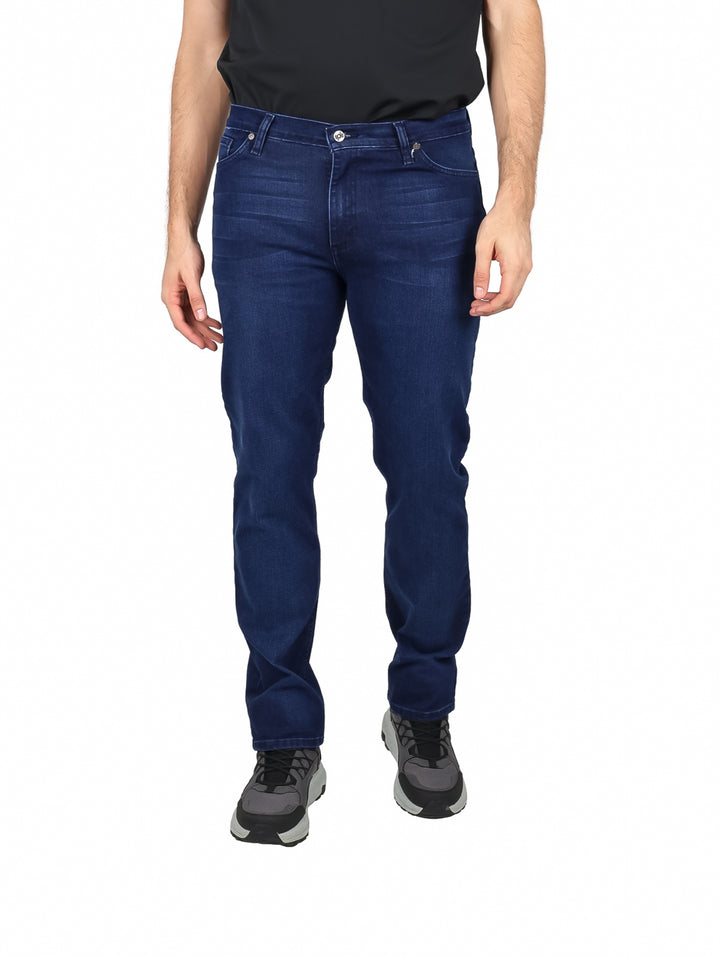 Hombre vistiendo pantalones jeans Lee de color azul oscuro.