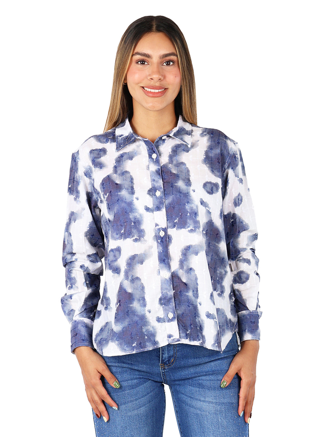 Mujer vistiendo camisa de manga larga con estampado tie-dye en colores azul marino y blanco.