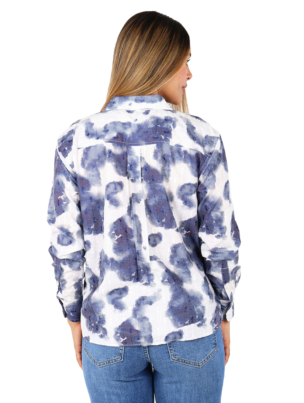 Mujer vistiendo camisa de manga larga con estampado tie-dye en colores azul marino y blanco.