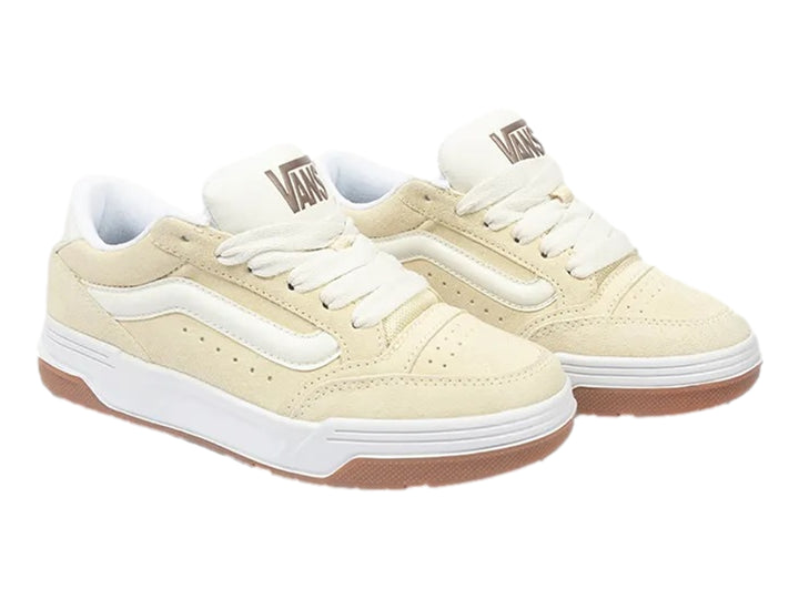 Tenis Vans color amarillo hylane con suela blanca y café, diseño deportivo de gamuza.