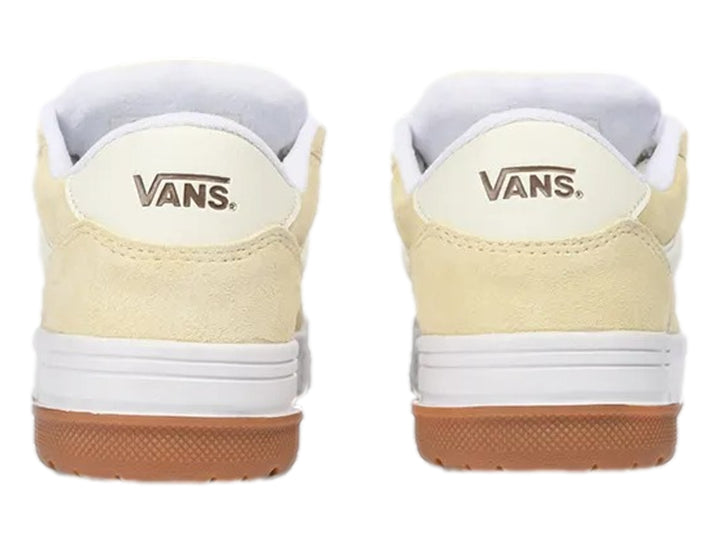 Tenis Vans color amarillo hylane con suela blanca y café, diseño deportivo de gamuza.