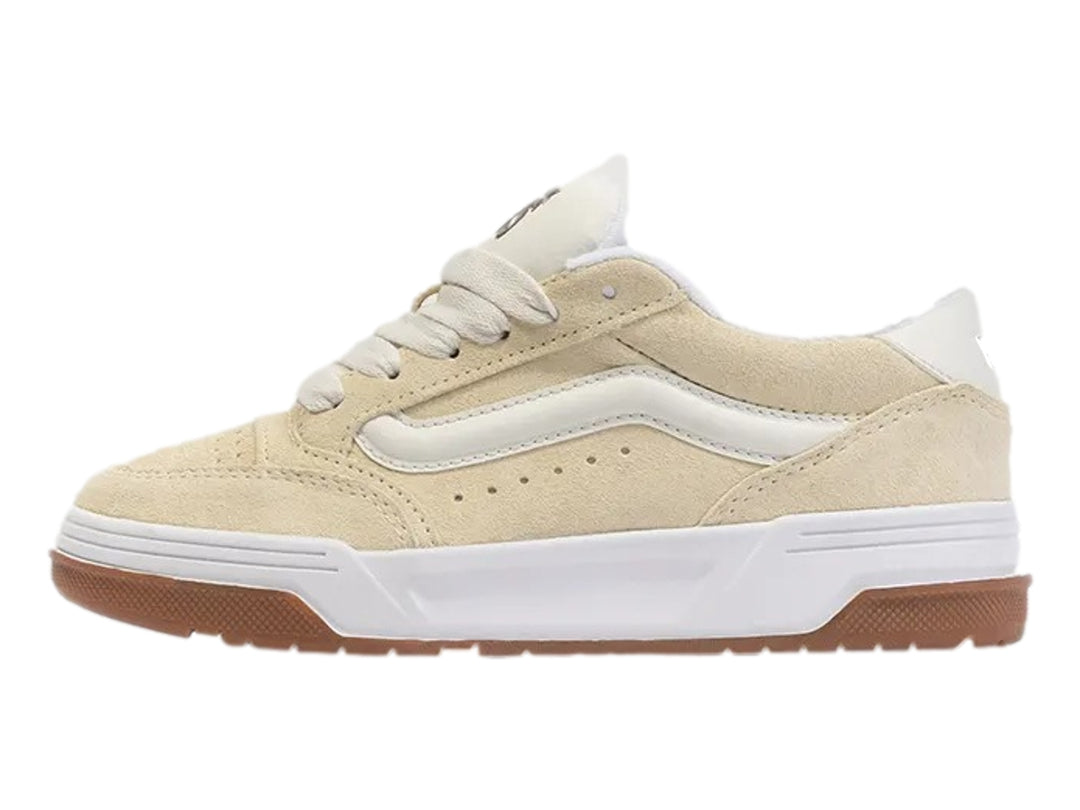 Tenis Vans color amarillo hylane con suela blanca y café, diseño deportivo de gamuza.