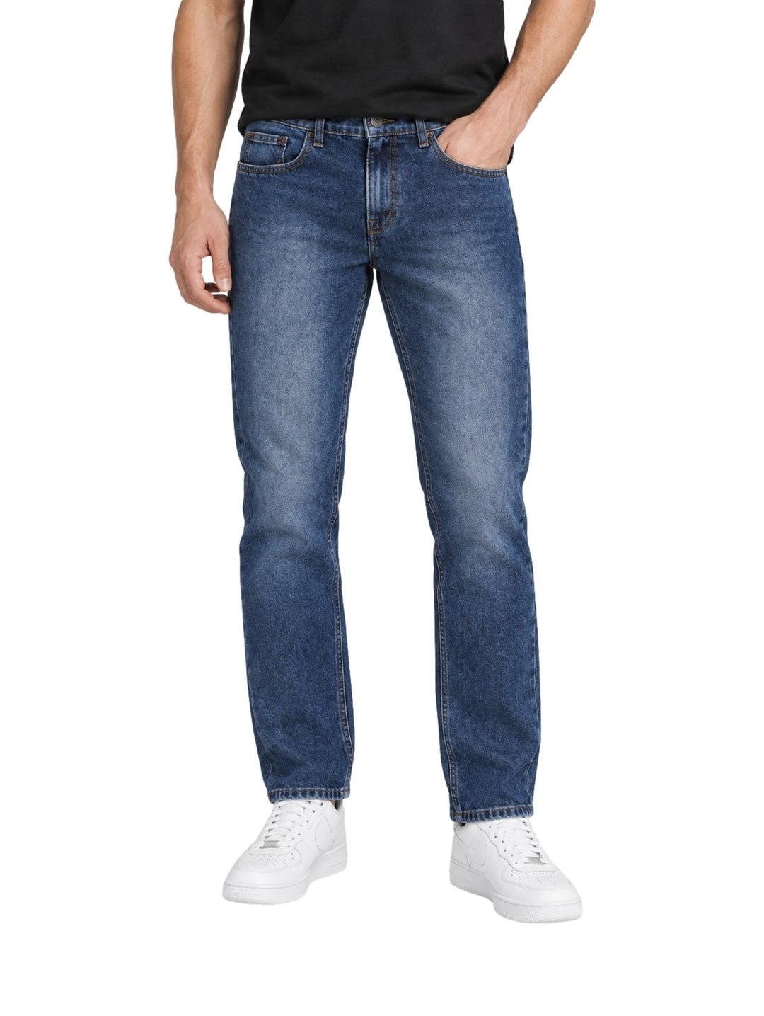 Hombre vistiendo jeans OGGI color azul Random Europeo de corte recto y estilo vintage.
