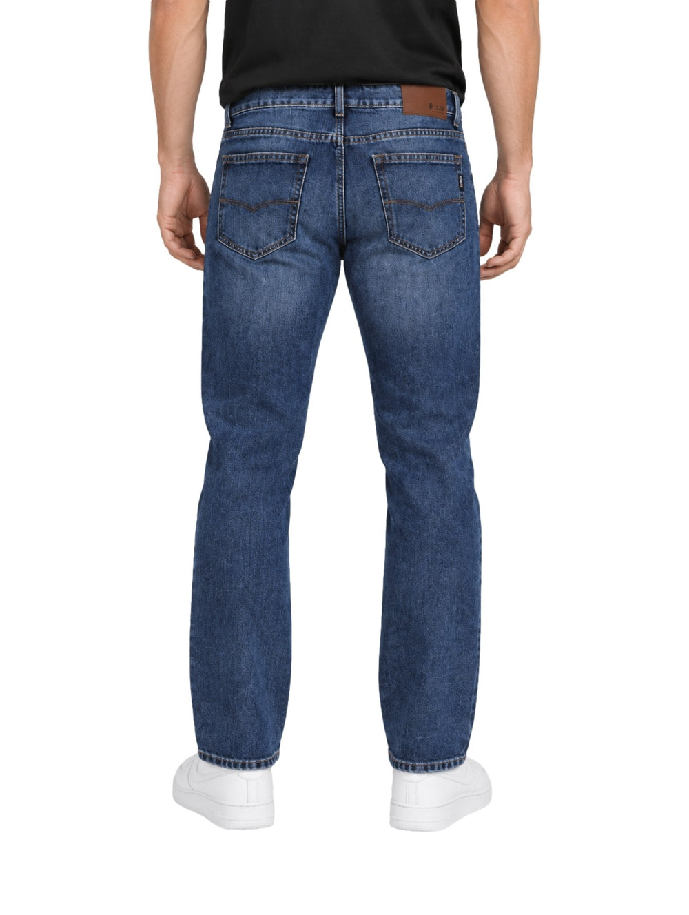 Hombre vistiendo jeans OGGI color azul Random Europeo de corte recto y estilo vintage.