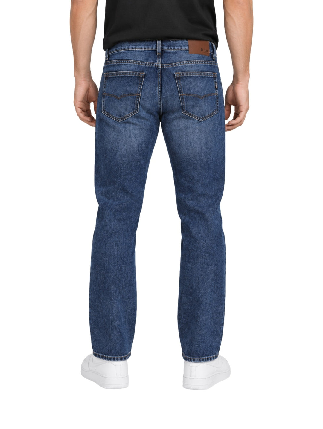 Hombre vistiendo jeans OGGI color azul Random Europeo de corte recto y estilo vintage.