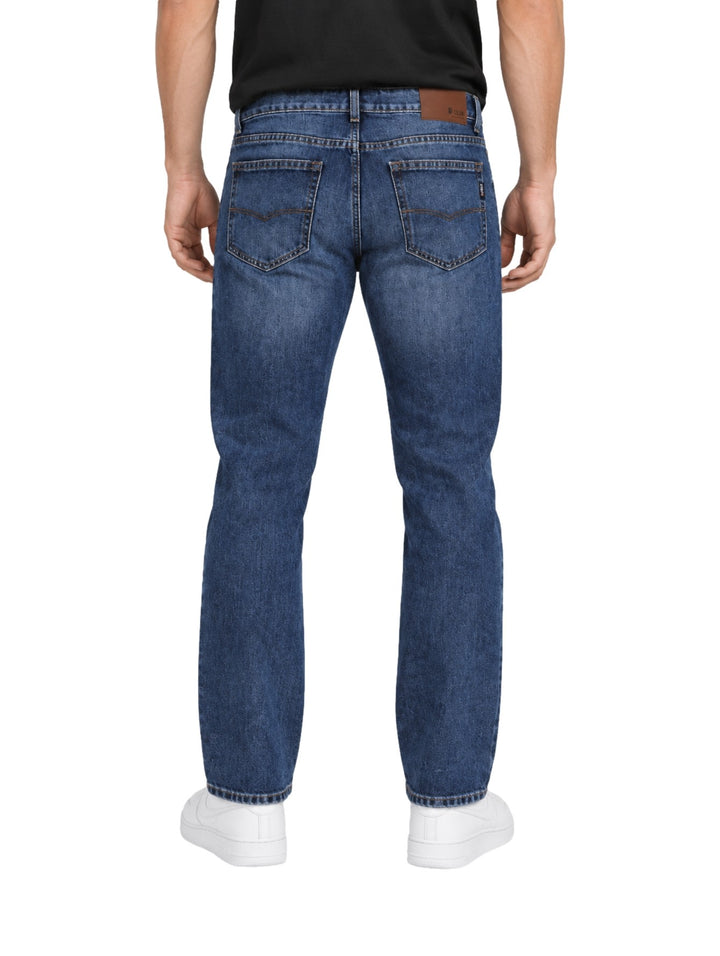 Hombre vistiendo jeans OGGI color azul Random Europeo de corte recto y estilo vintage.