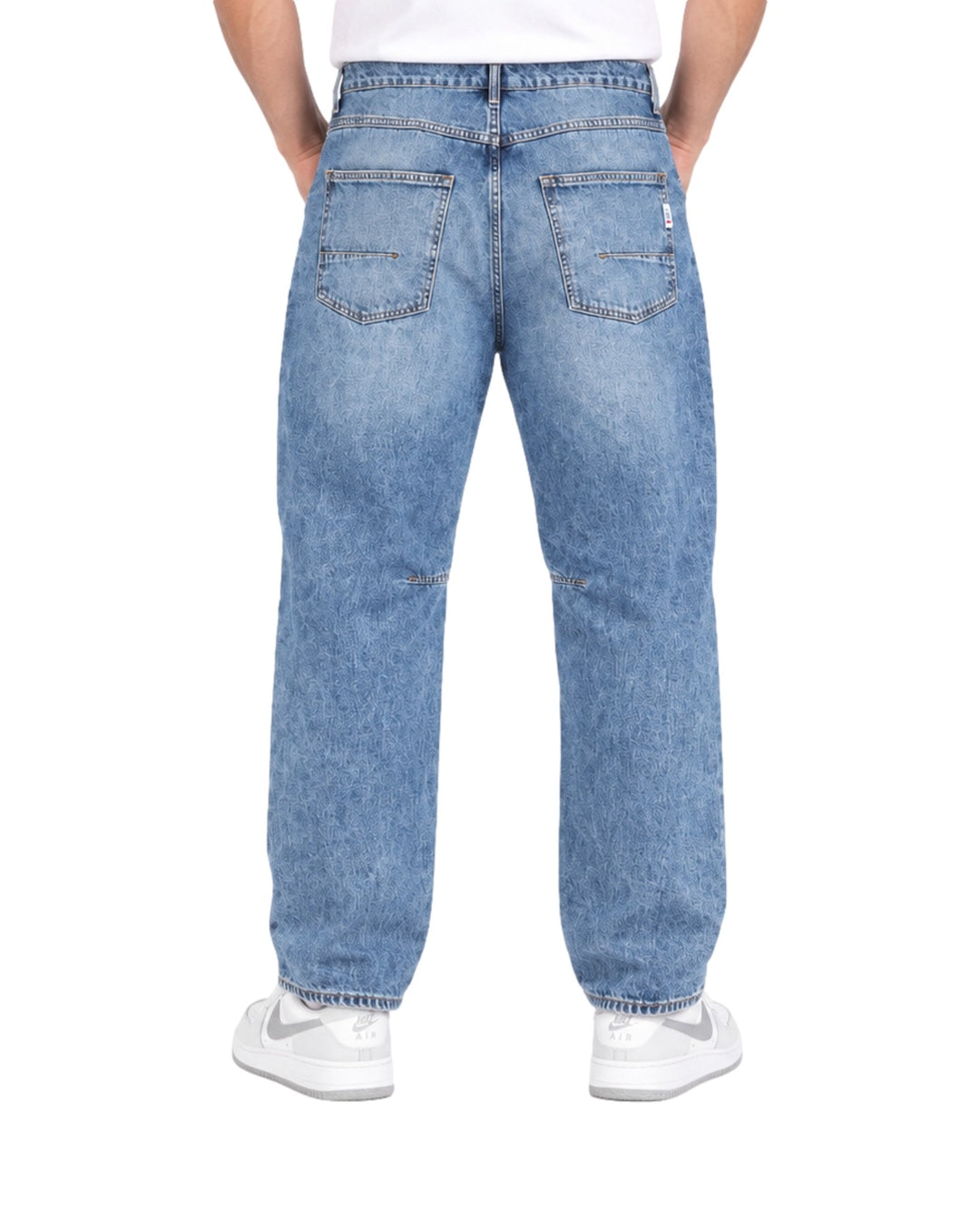 Hombre vistiendo pantalones tipo jogger de mezclilla azul claro con cordones blancos en la cintura.