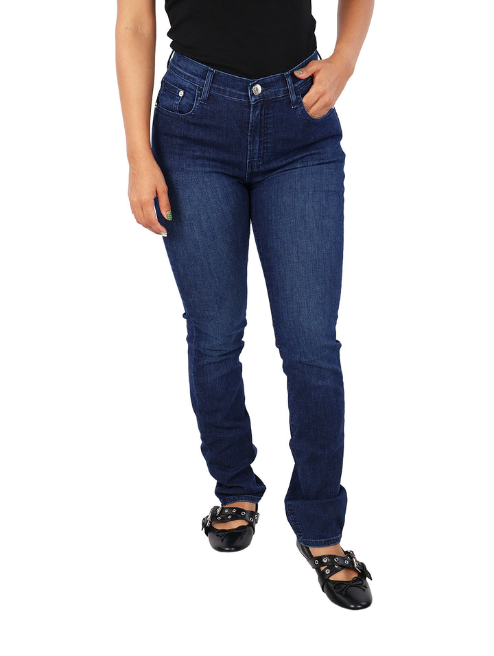 Mujer vistiendo pantalones jeans ajustados de color azul oscuro.